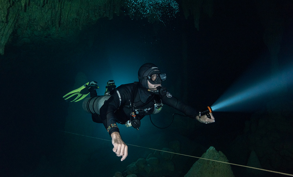 潛水手電筒防水性能，強光潛水手電筒
