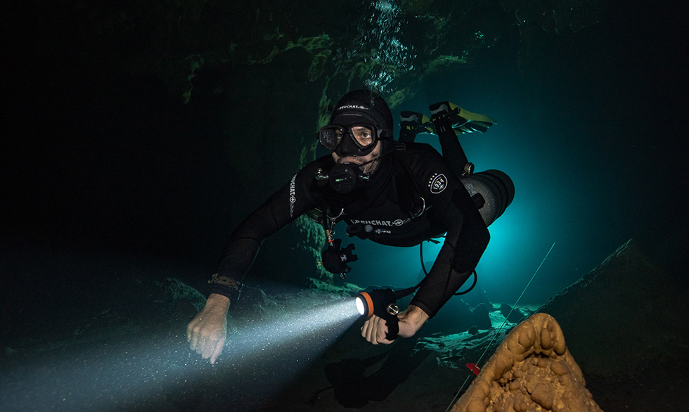 如何選購一支手電筒（tǒng），潛水手電照明（míng），水域（yù）救援手電筒，手持式照明（míng），水下照明裝備