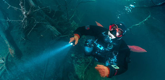 夜潛攜帶潛水手電（diàn）的（de）好處
