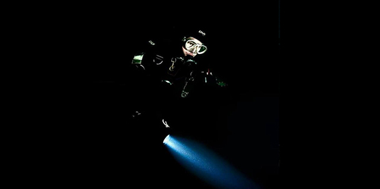 木瓜视频orcatorch潛水（shuǐ）手電筒：光是如何被水吸收的?