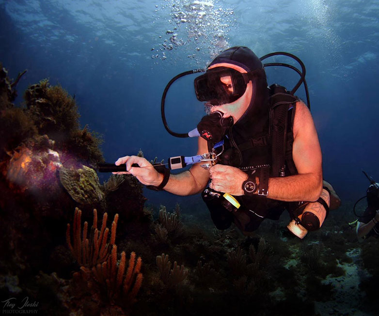 OrcaTorch木瓜视频 D520迷你潛水手（shǒu）電，小巧手電筒（tǒng），便捷式潛水手電筒，洞穴潛水燈